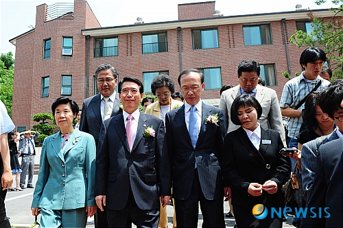 하나원 둘러보는 김형오 국회의장, 현인택 통일부장관