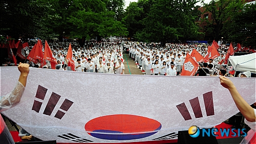 국민의례하는 전국보습학원협의회 회원들