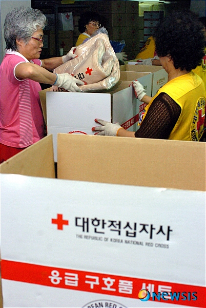 수재민에게 전달될 응급 구호품 제작