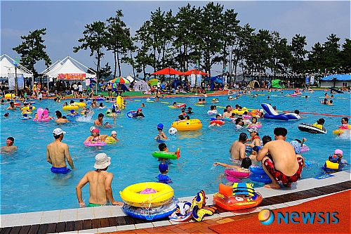 주한 외교사절단 외달도 해수풀장 체험