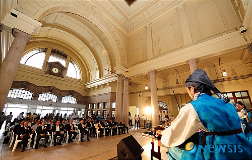 구 서울역 중앙홀에서 열린 축하공연