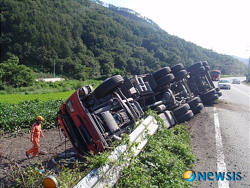 포항시 북구 죽장면 죽장휴게소 인근에서 덤프트럭 전복사고 발생