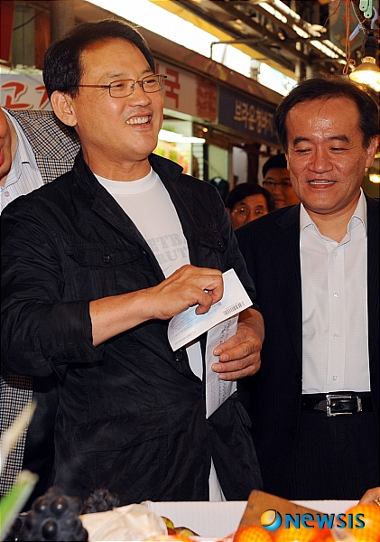 상품권으로 과일 구입하는 유인촌 장관