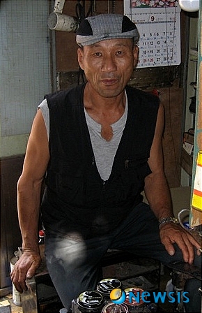 8년을 이은 한 구두 수선공의 거룩한 나눔