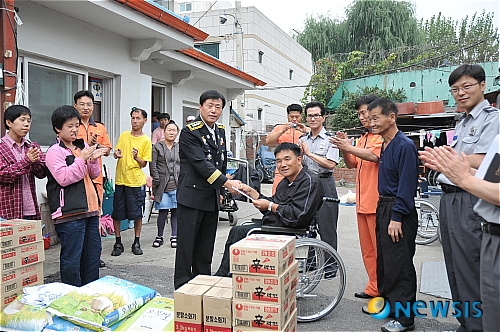 샬롬의집 위문품 전달