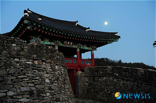 산성위에 떠있는 보름달