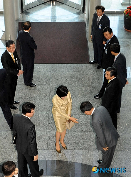 여성의원에게 인사하는  임직원