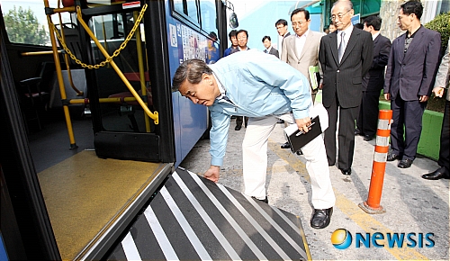 운수업계 애로사항 듣는 이재오 국민권익위원장