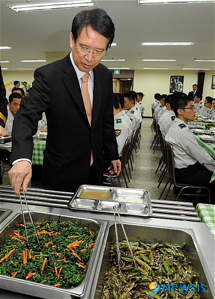 영등포경찰서 구내식당에서 자율배식하는 김형오 국회의장