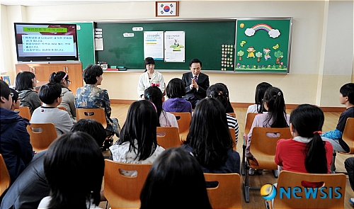 상지초등학교 방문한 이명박 대통령