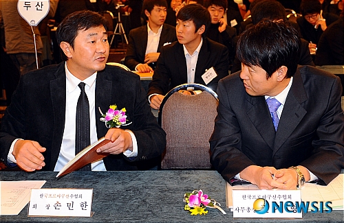 회의 시작 전 이야기 나누는 손민한 선수협회장