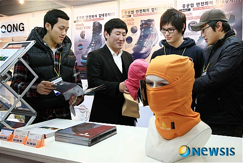 안전관리 신제품 설명듣는 참관객