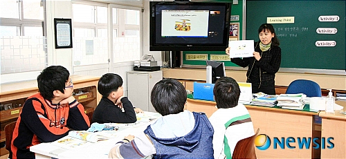 원어민과 화상 영어 수업 받는 유원초교생들