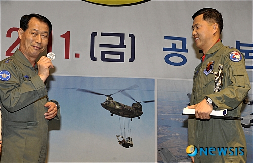 탑건 이소령에게 행운의 메달 선물하는 이계훈 공군참모총장