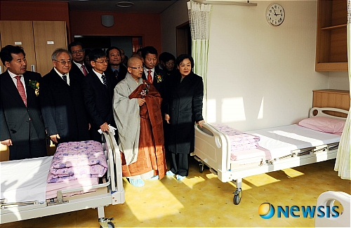 센터 시설 둘러보는 김영순 송파구청장