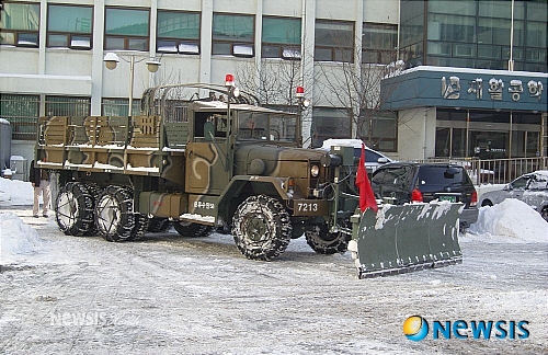 대규모 폭설, 병원 앞마당에 군용 트럭 등장