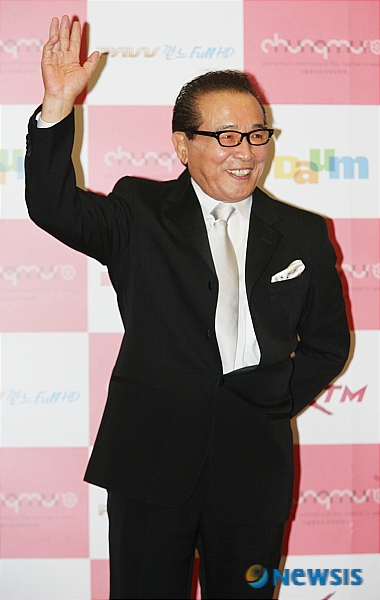 신영균, 아이티돕기 10만달러 쾌척
