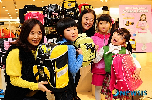 척추를 보호하고 자세를 잡아주세요