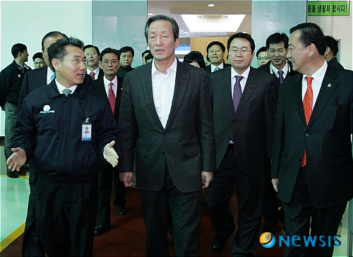 자동차 베어링 공장 둘러보는 정몽준 대표