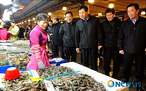 노량진 수산시장 방문한 오세훈 서울시장