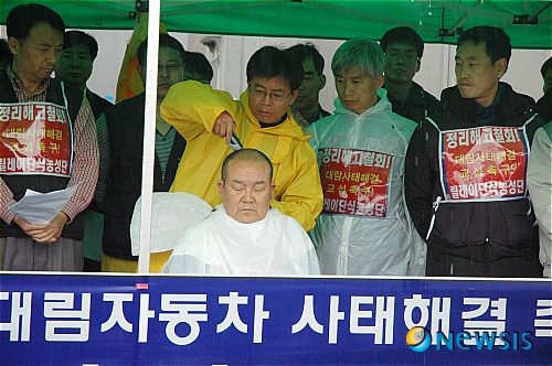 대림차 사태 해결 촉구하며 삭발하는 오상룡 금속노조 지부장