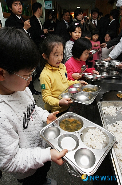 배식받는 학생들