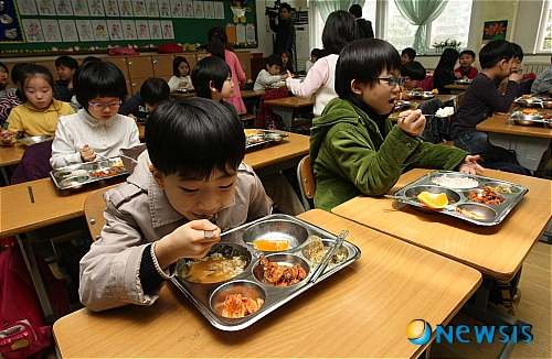 점심식하는 학생들