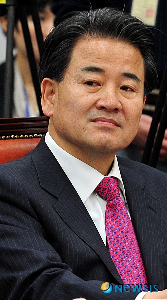 의원들의 발언 경청하는 정동영 의원