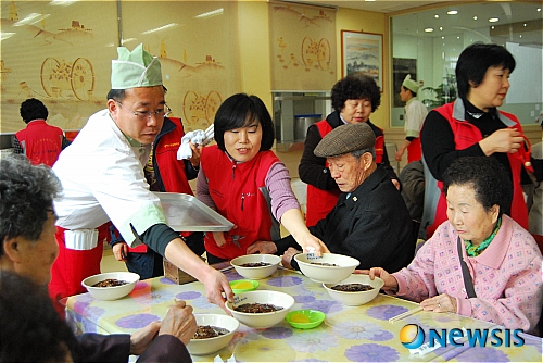 관악노인종합복지관과 중화요리 봉사회, 행복나눔 행사 실시