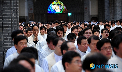 성유 축성 미사 참석한 사제단