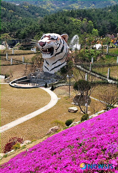[송기자 여행사진]관광객들에게 선보인 산청한방테마공원