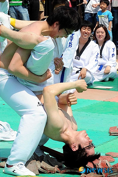 위험한 격파시범?