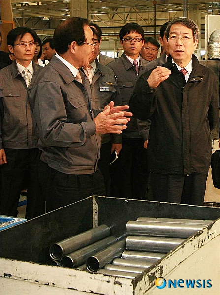 오승한 태림산업 대표이사와 얘기하는 정 총리