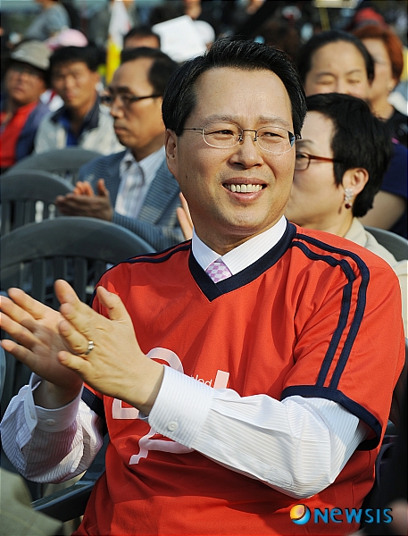 손뼉치는 채종걸 한국장애인단체총연합회 회장