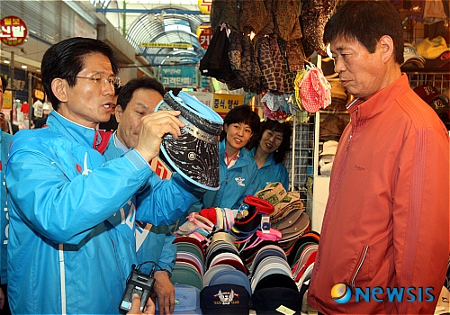 [6·2지방선거]안양 중앙시장 방문한 김문수 경기도지사 후보