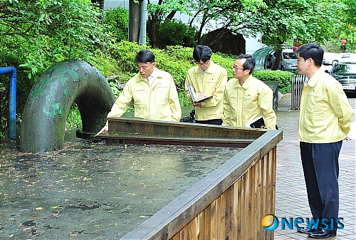 생활용수 시설 점검하는 박연수 청장