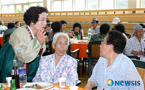 떡 방앗간 사장의 33년째 경로위안잔치