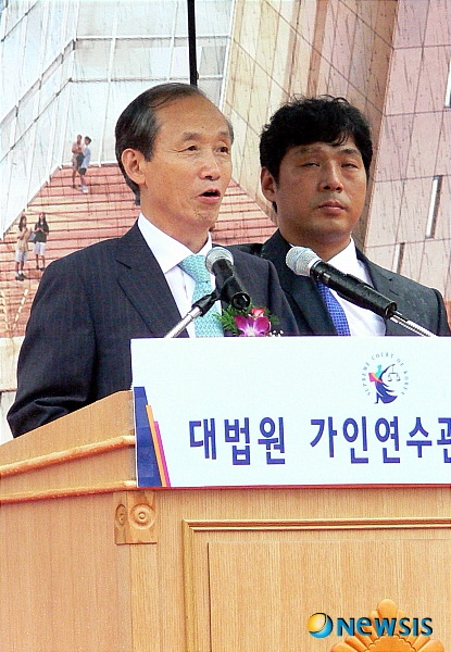 인사말 하는 이용훈 대법원장