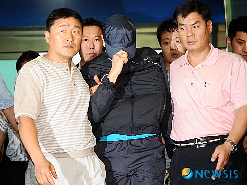 모자 눌러쓴 초등생 성폭행 피의자 양모 씨