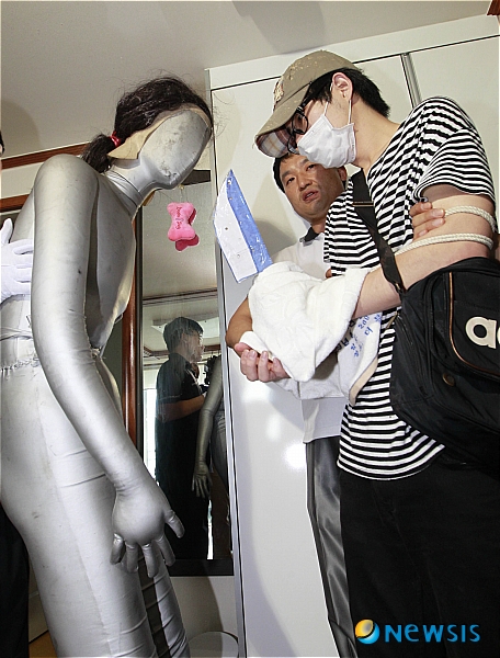 인질극 상황 재연하는 박모씨