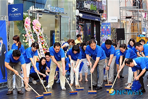 한국화장품 더 샘, 명동 1호점 오픈