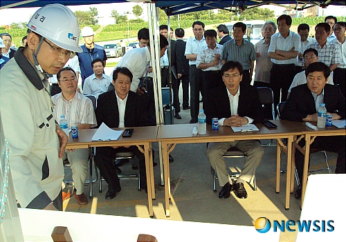 금강살리기 강경지구 설명듣는 안희정 지사