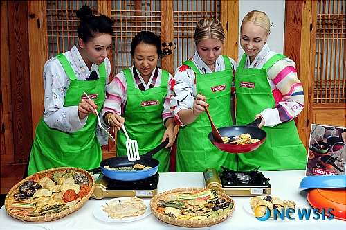 전통 음식 만들며 한국의 문화를 배워요