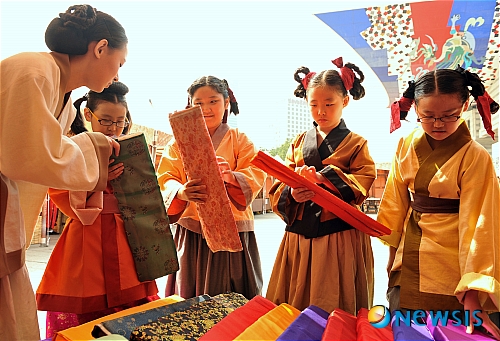 백제마을에서 백제옷을 입고