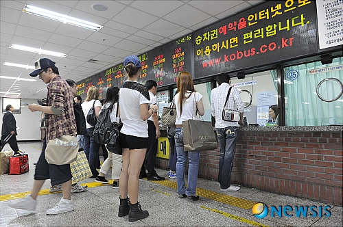 고향가는 버스표 사는 시민들