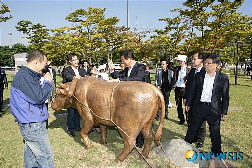 과천 관문공원에 소가 된 게으름뱅이 조형물 설치