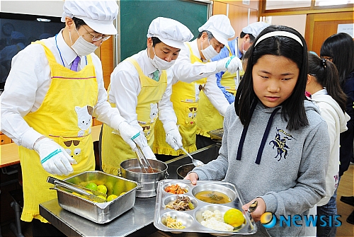 배식받는 학생들