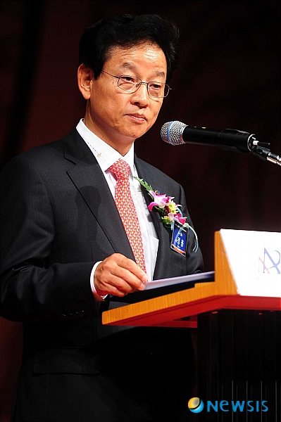 환영사하는 정용 사장