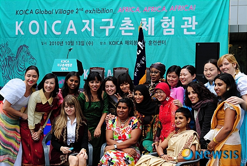 KOICA 지구촌체험관 아프리카전 개막식을 즐기는 외국인 학생들