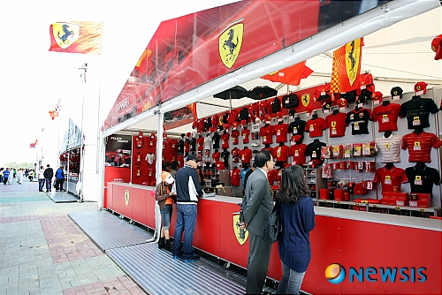[F1 코리아]야외용품점 찾은 관람객들